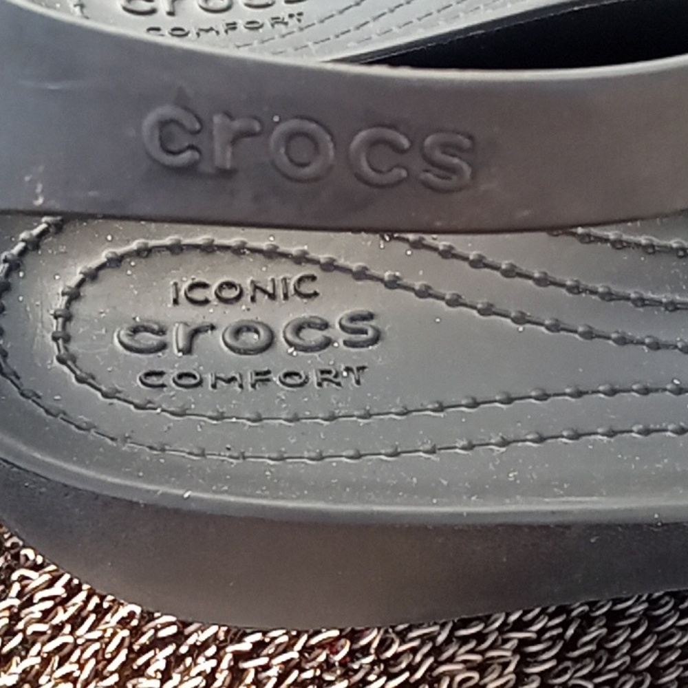 CROCS Black Casual Stylish Modern Trendy Sandals Like New - Picture 3 of 4